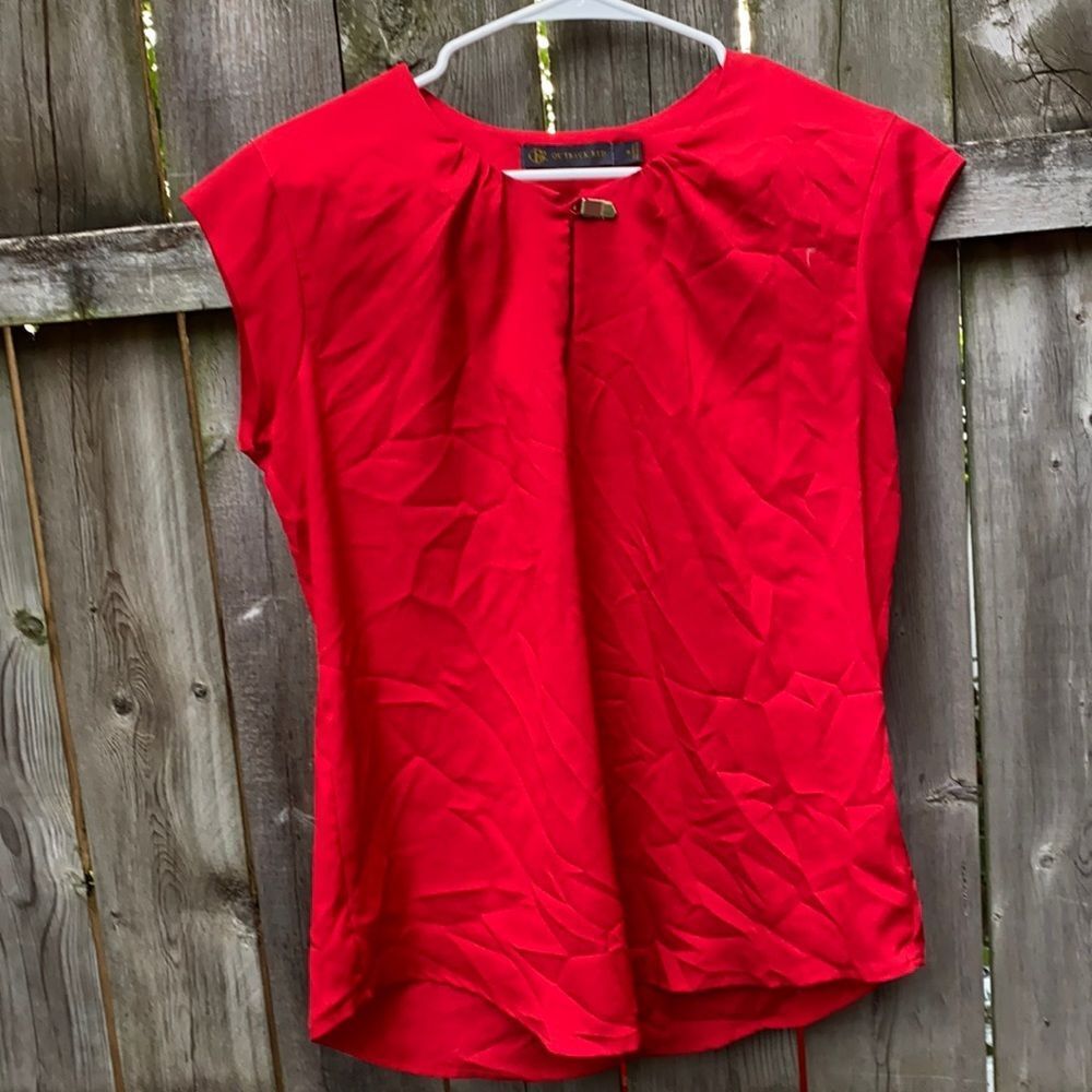 Outback Red Keyhole top sz. M